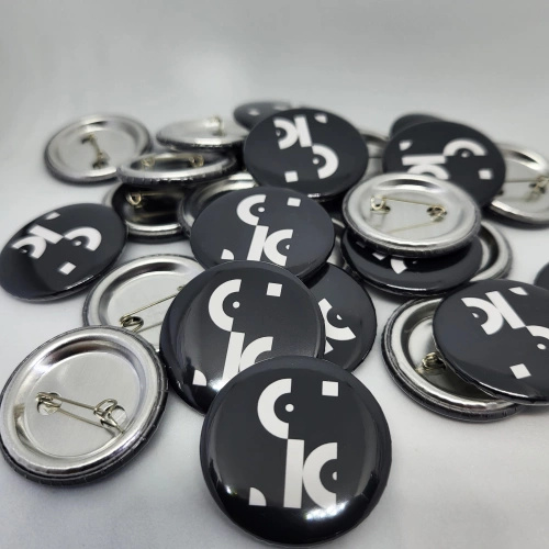 Przypinki z logo 75mm (30 szt.) - Buttony na zamówienie z projektem gratis w 2 dni